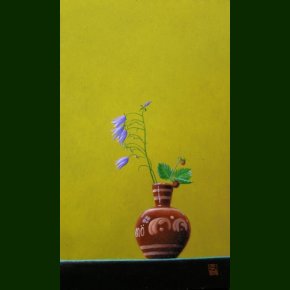 Sm klokkeblomster og smultron i en lille vase