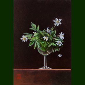 En buket anemoner i et vinglas